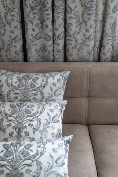 Almohadas y cortinas decorativas de la misma tela —  Fotos de Stock