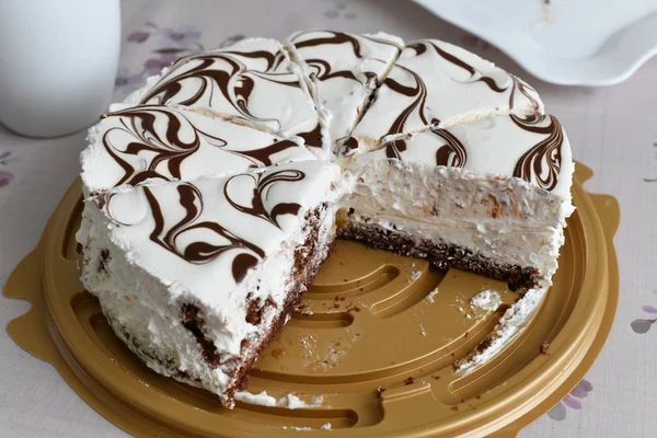 Couper en morceaux Gâteau au yaourt faible en gras avec un chocolat — Photo