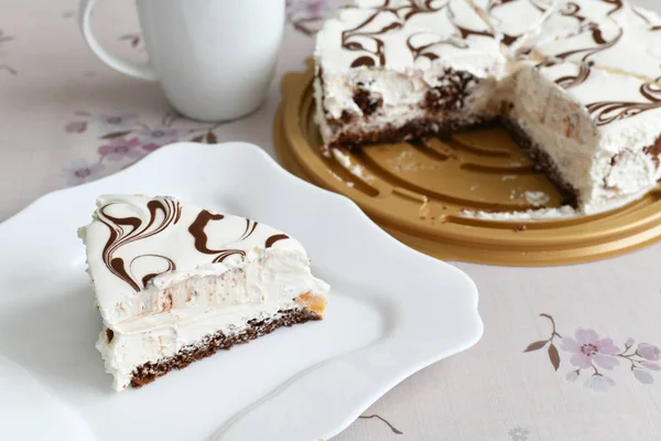 In Stücke geschnitten fettarmer Joghurtkuchen mit einer Schokolade — Stockfoto