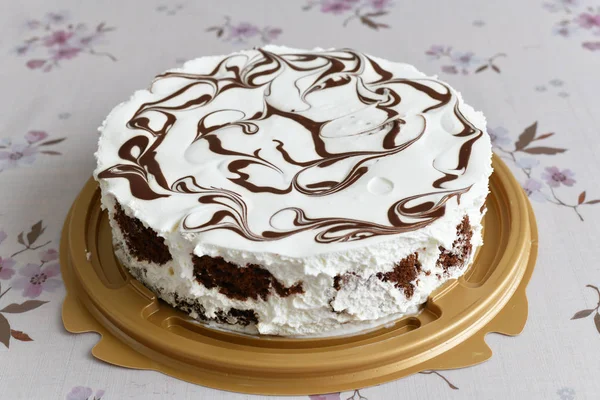 O bolo de iogurte de baixa gordura com um chocolate — Fotografia de Stock