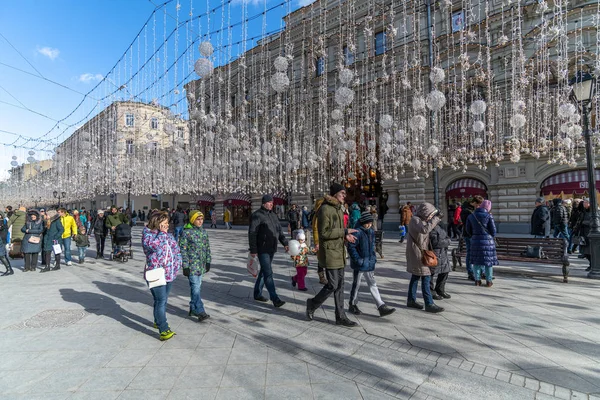 Moscú, Rusia - 9 de marzo. 2019. Nikolskaya- calle peatonal en el centro de Moscú —  Fotos de Stock