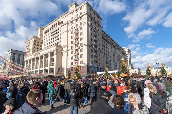 Moscú, Rusia - 9 de marzo. 2019. personas en Manege Square durante la celebración de Shrovetide —  Fotos de Stock