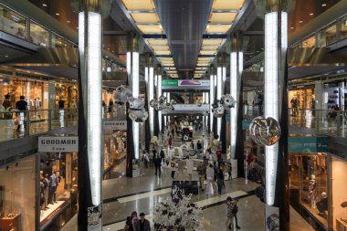 Moskova, Russsia - 22 Eylül. 2018. moda sezon - Okhotny Ryad Caddesi'nde alışveriş merkezi