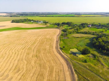 Yontlu tahıllar ve köy ile bir alanda üst görünümü