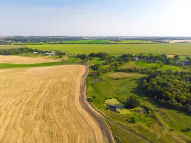 Yontlu tahıllar ve köy ile bir alanda üst görünümü