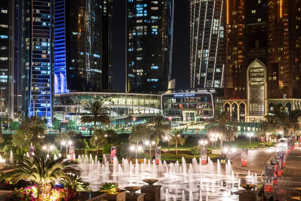 Абу-Дабі, ОАЕ-30 березня. 2019. Emirates Palace фонтан на тлі хмарочосів і Гранд Hyatt Hotel — стокове фото