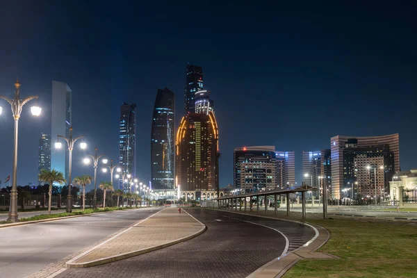 Abu Dhabi, UAE-március 30. 2019. az Etihad Towers és bab Al Qasr Hotel — Stock Fotó