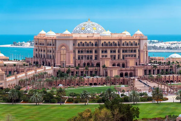 Abu Dhabi, Emiratos Árabes Unidos - 30 de marzo. 2019.Emirates Palace - hotel de lujo rodeado de unas 85 hectáreas de césped y jardines —  Fotos de Stock