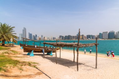 Abu Dabi, BAE-5 Nisan. 2019. Emirates Heritage plajında turistler