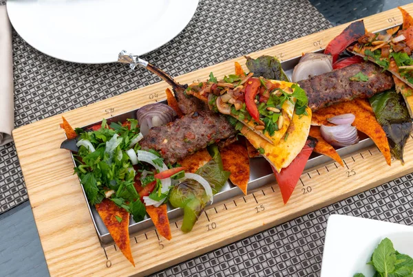 Adana-kebab dengan sayuran dan roti pita hidangan tradisional Turki — Stok Foto