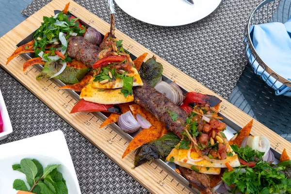 Kebab dengan sayuran dan roti pita hidangan tradisional Turki — Stok Foto