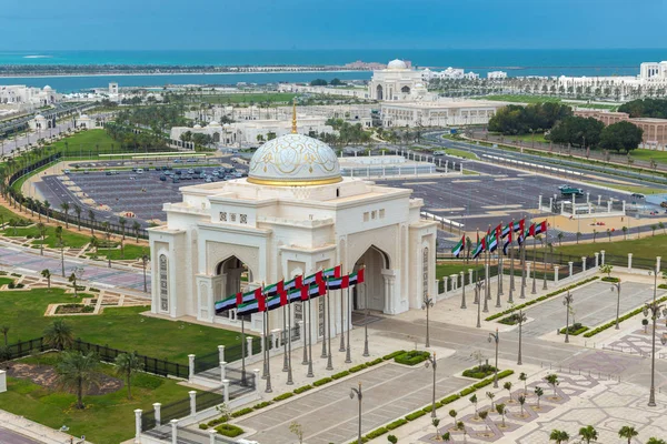 Abu Dhabi, Emiratos Árabes Unidos - 4 de abril. 2019. Arco a la entrada del Palacio Presidencial en el emirato de Abu Dhabi — Foto de Stock