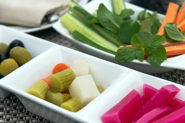 Verduras frescas y en vinagre en platos —  Fotos de Stock