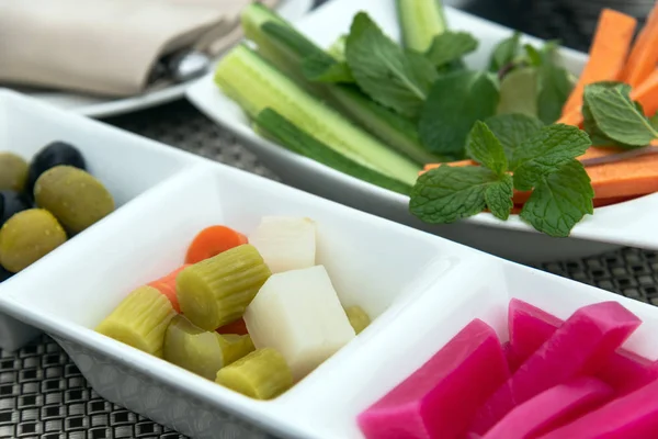 Verduras frescas y en vinagre en platos — Foto de Stock