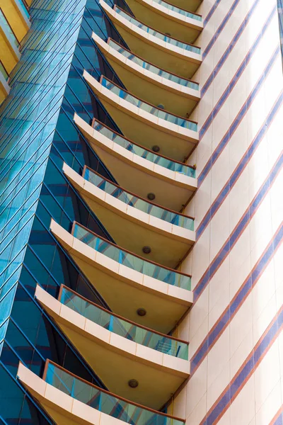 Um edifício residencial moderno de arranha-céus nos EAU — Fotografia de Stock