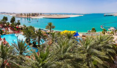 Abu Dabi, UAE havuz ve deniz manzaralı güzel bir tatil alanı