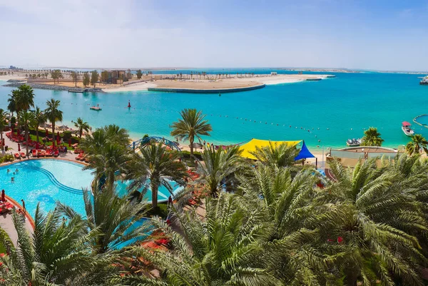 Nádherná rekreační oblast s výhledem na bazén a moře v Abú Dhabi, UAE — Stock fotografie