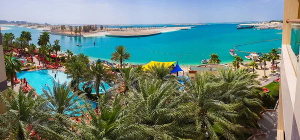 Bela área de resort com piscina e mar em Abu Dhabi, Emirados Árabes Unidos — Fotografia de Stock