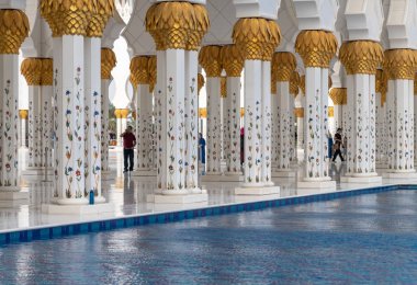 Abu Dabi, Bae - 31 Mart. 2019. Şeyh Zeyd Ulu Camii'nin çiçek süslemeli Colonnade halkı