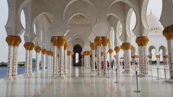 Абу-Даби, ОАЭ - 31 марта. 2019 год. Персоналии: Колоннада с цветочным орнаментом Большой мечети шейха Зайда — стоковое видео