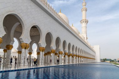 Abu Dabi, Bae - 31 Mart. 2019. Şeyh Zeyd Ulu Camii'nin çiçek süslemeli sütunlu