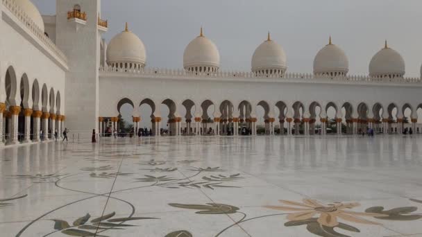 아 부 다 비, Uae-3 월 31. 2019. 셰이크 자이 드 대 모스크에서 꽃 무늬가 있는 바닥 — 비디오