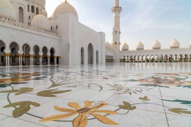 Abu Dabi, BAE-31 Mart. 2019. Şeyh zeyd büyük Camii çiçek desenleri ile zemin