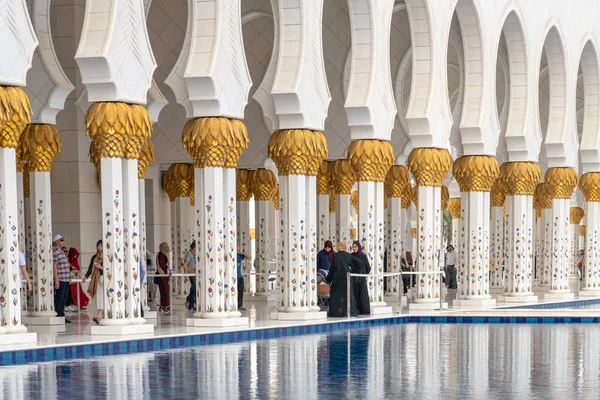 Abu Dhabi, UAE - March 31. 2019. Fragment of Colonnade of Sheikh Zayd Grand Mosque — Stock Photo, Image
