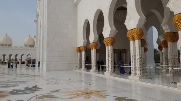 Abu Dhabi, UAE - March 31. 2019. Tourists in Sheikh Zayd Grand Mosque — Stock Video