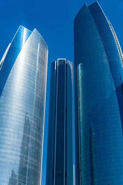 Arranha-céus de vidro moderno contra o céu azul à tarde — Fotografia de Stock