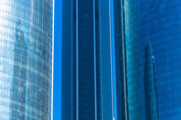 午後の青空に対する近代的なガラスの超高層ビル — ストック写真