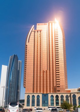 Abu Dabi, Bae - 29 Mart. 2019. Güneşli bir günde Etihad Kuleleri ve Bab Al Qasr Hotel