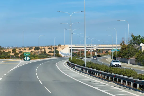 アヤナパ、キプロス - 10月31日。2018. 夏の日の高速道路A3の交通 — ストック写真