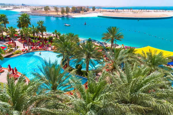 Abu Dhabi, Emirados Árabes Unidos - 1 de abril. 2019. Bela área de resort com vista para a piscina e mar — Fotografia de Stock