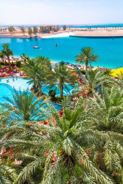 Abu Dabi, BAE - 1 Nisan. 2019. Havuz ve deniz manzaralı güzel bir tatil yeri.