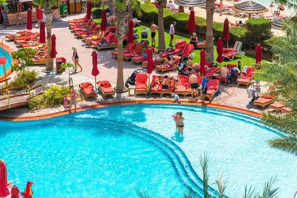 Abu Dhabi, Emirados Árabes Unidos - 1 de abril. 2019. Bela área de resort Khalidiya Palace com vista para a piscina — Fotografia de Stock