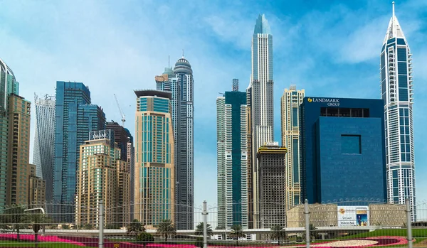 Dubai, Emirados Árabes Unidos - 2 de abril. 2019. Dubai Marina é famosa área da moda — Fotografia de Stock