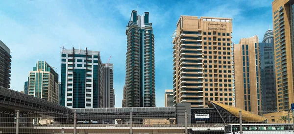 Dubai, Emirados Árabes Unidos - 2 de abril. 2019. Arranha-céus em Dubai Marina — Fotografia de Stock