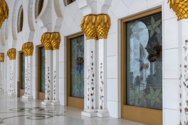 Abu Dabi, Bae - 31 Mart. 2019. Şeyh Zeyd Ulu Camii'nin çiçekli fragmanı