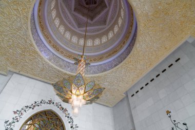 Abu Dabi, Bae - 2 Nisan. 2019. Şeyh Zayd Ulu Camii kapalı avizeile tavan
