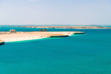 Abu Dabi, BAE 'de deniz ve plajın bir parçası.