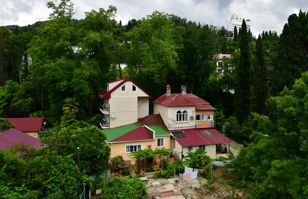 Widok wiejskiego domu w dzielnicy Khostinsky w mieście Soczi, Rosja — Zdjęcie stockowe