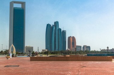 Abu Dabi, Bae - 31 Mart. 2019. Gökdelenler ve meydan ile Cityscape