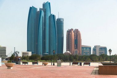 Abu Dabi, Bae - 31 Mart. 2019. Gökdelenler ve meydan ile Cityscape