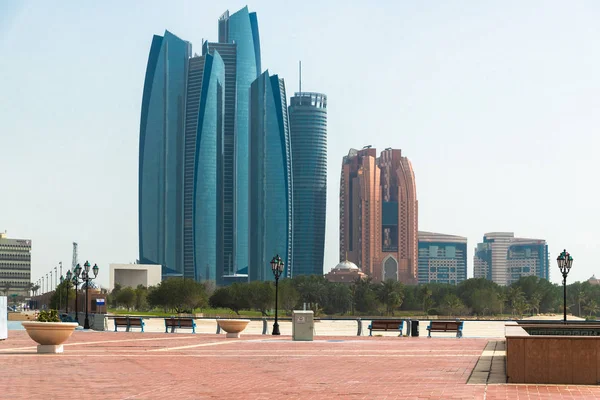 Abu Dhabi, UAE - March 31. 2019. Cityscape with skyscrapers and square — Stock Photo, Image