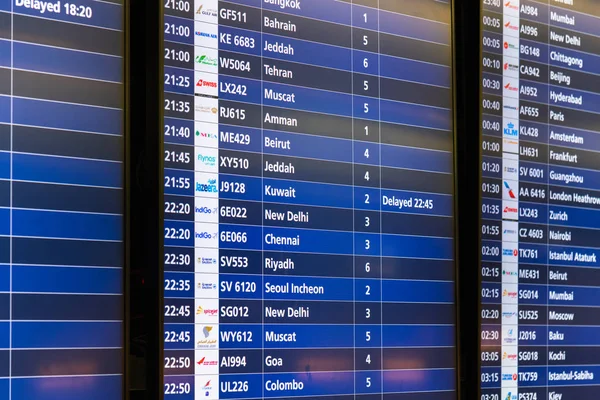 Дубай, ОАЭ - 2 апреля. 2019 год. Отправление Scoreboard это DXB международного аэропорта — стоковое фото