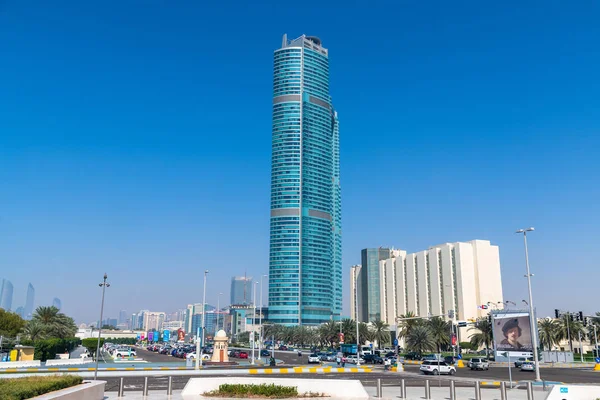 Abu Dhabi, Émirats arabes unis - 29 mars. 2019. Paysage urbain - gratte-ciel et voiture sur la route Corniche — Photo