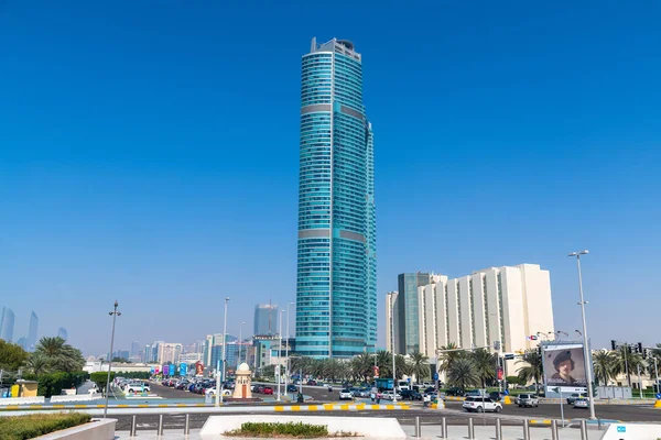 Abu Dhabi, Emirados Árabes Unidos 29 de março. 2019. Cityscape - arranha-céu e carro na estrada Corniche — Fotografia de Stock