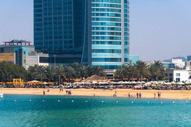 Abu Dabi, Bae - 29 Mart. 2019. Corniche yolu boyunca şehir sahilinde insanlar