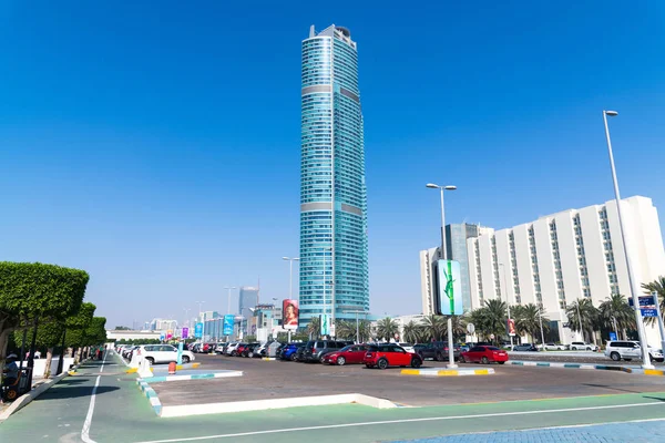 Abu Dhabi, Emirados Árabes Unidos 29 de março. 2019. Cityscape - arranha-céu e carro na estrada Corniche — Fotografia de Stock
